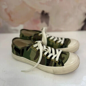! Ubiq camo sneakers size 5